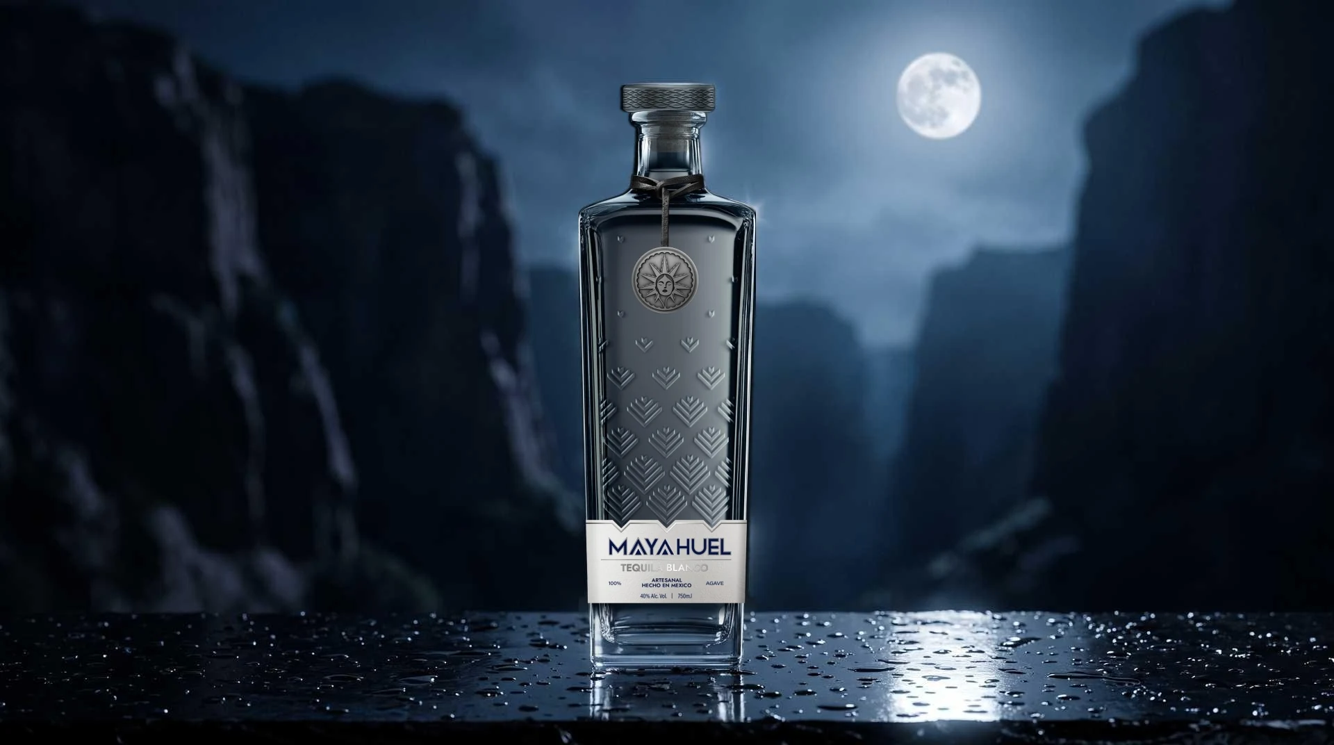 Botella de Mayahuel Tequila Blanco sobre obsidiana mojada, de noche, con los acantilados de la barranca y la luna llena detrás