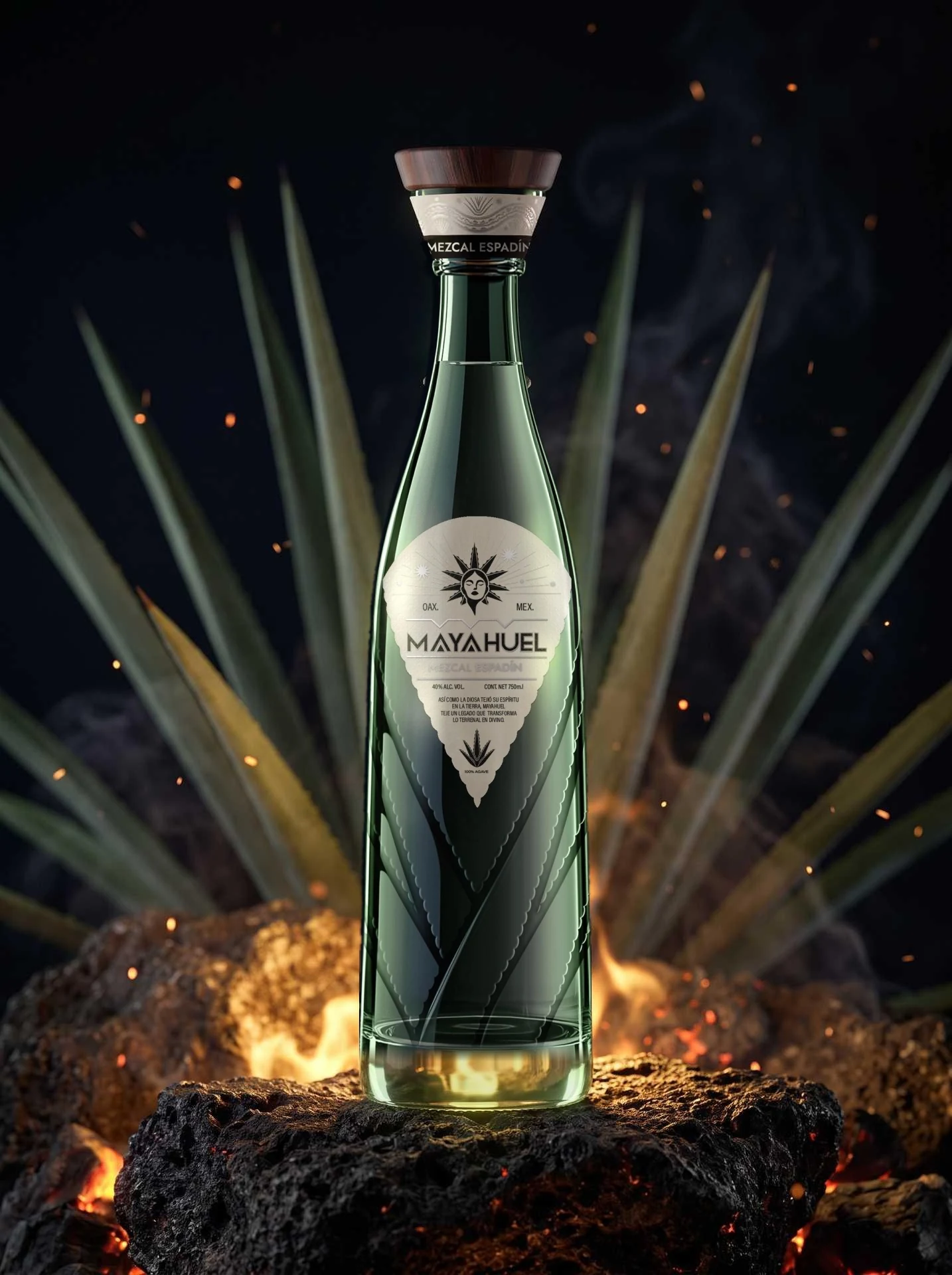 Botella de Mayahuel Mezcal Espadín sobre piedra volcánica, entre pencas de espadín y brasas encendidas